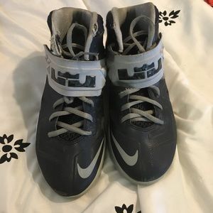 LEBRON Zoom Soldier 7 Boys Basketball Shoe